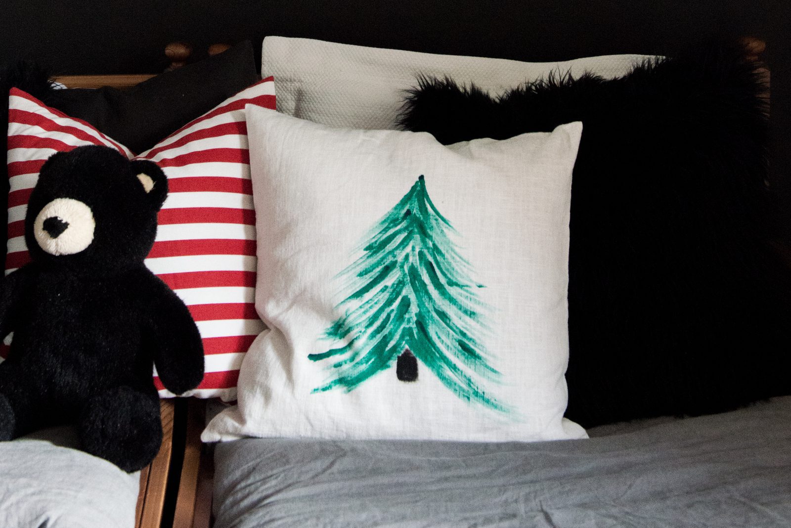 DIY Christmas Decor Idea :: Painted Pillow