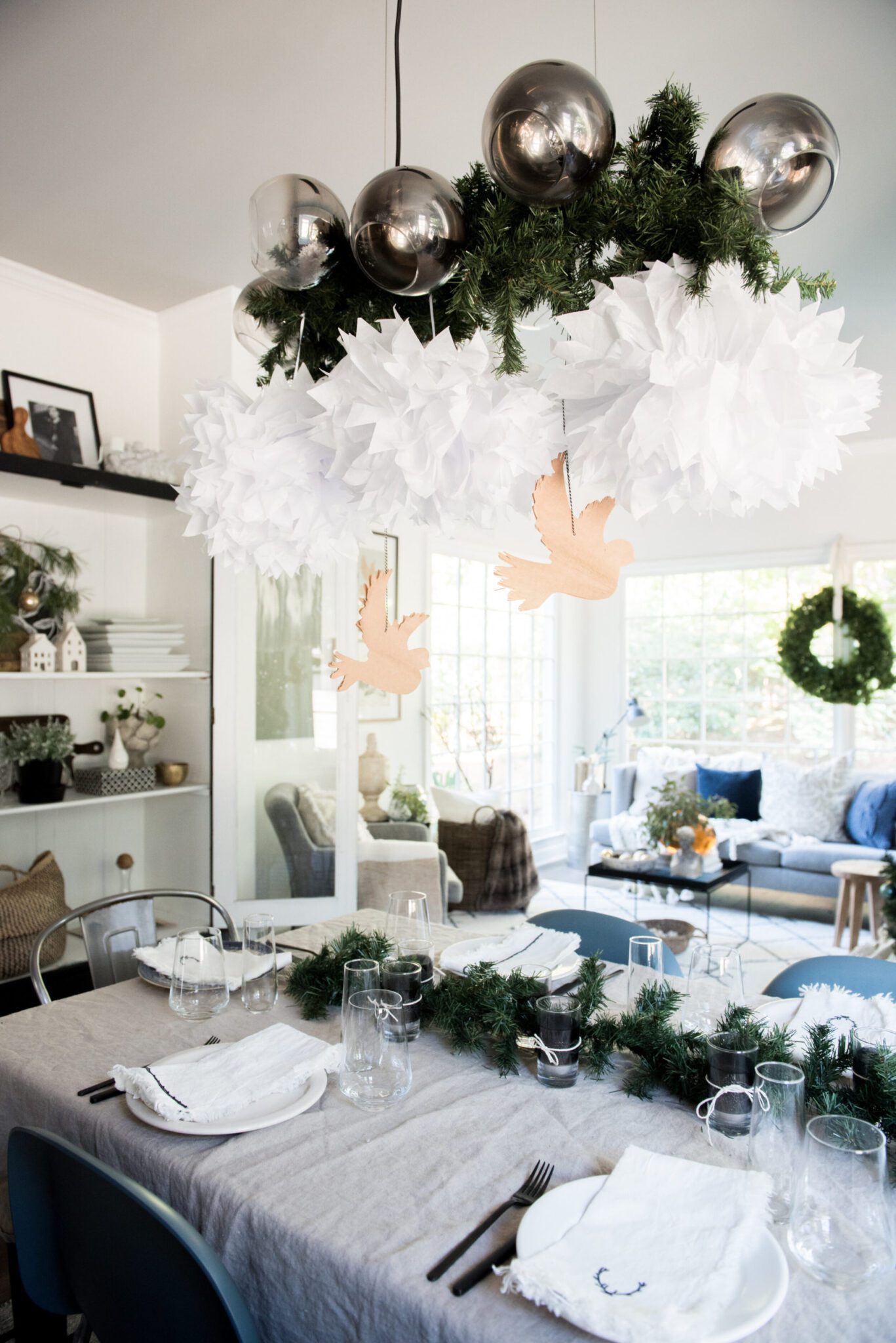 FREE Dining Room Holiday Decor Ideas! Set Your Table &amp; Decorate:: 25 Day Christmas Countdown: Day 10