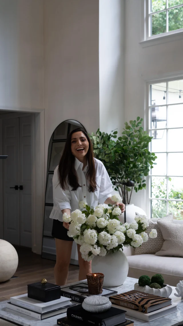 Eekk! Hydrangea season is here!! 

Comment SHOP to get the links!

These faux hydrangea are perfect because they last throughout the season and they look soooo real!!

#houseofvalentina #summerdecor #summerdecoration #summerdecorating #summerhome #summerhomedecor #afloral #fauxflowers #fauxflorals #hydrangea #hydrangeaseason @thehouseofvalentinaliving @thehouseofvalentina